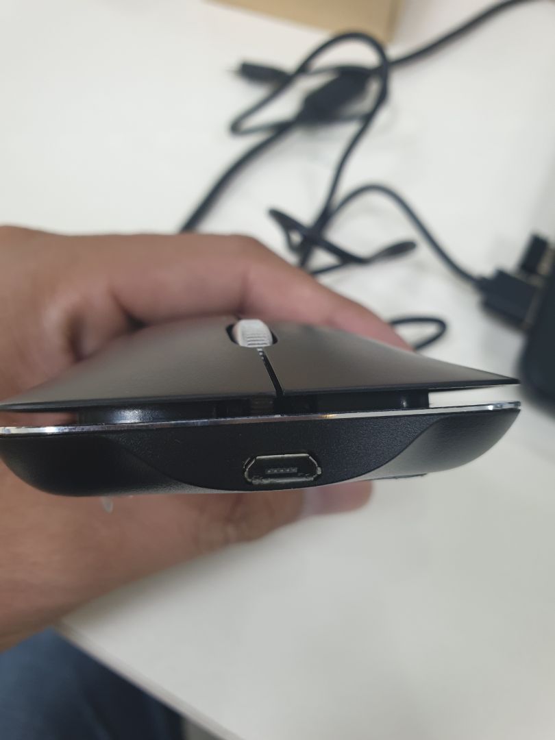 mới nhận sản phẩm bị lỗi, ko kết nối được
đèn phía dưới hư, dây sạc gắn vào chuột hỡ 1 khoản nhìn xấu