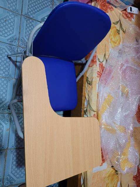 Hàng gói kỹ, giao trễ 1 ngày, gỗ bị trầy xước nhẹ, đế lót chân thì bị mất 1 con, ko biết do vận chuyển hay ghế bị vậy nữa, ghế ngồi êm nhưng bàn thì ko chắc lắm nhưng mà tạm chấp nhận đc