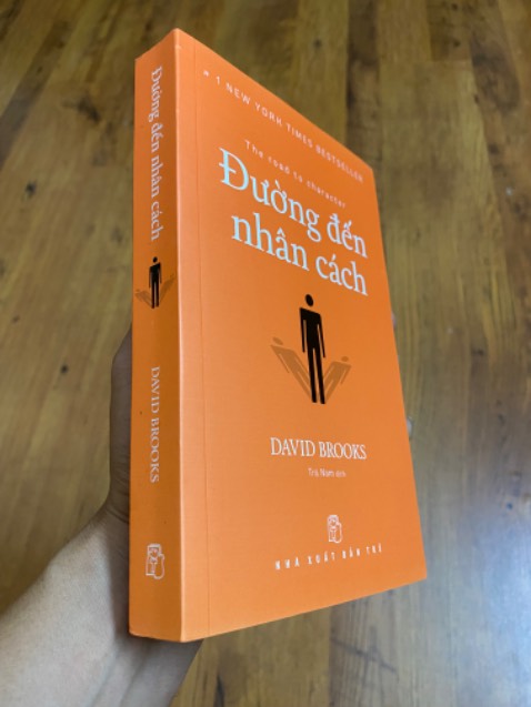 Đóng gói cẩn thận, kỹ càng, nguyên seal nhưng hơi cấn góc chút, bóc seal ra thì có vết cào khá sâu ở mặt trong bìa trước, nói chung ko ảnh hưởng gì đến mặt ngoài. Tạm ổn.