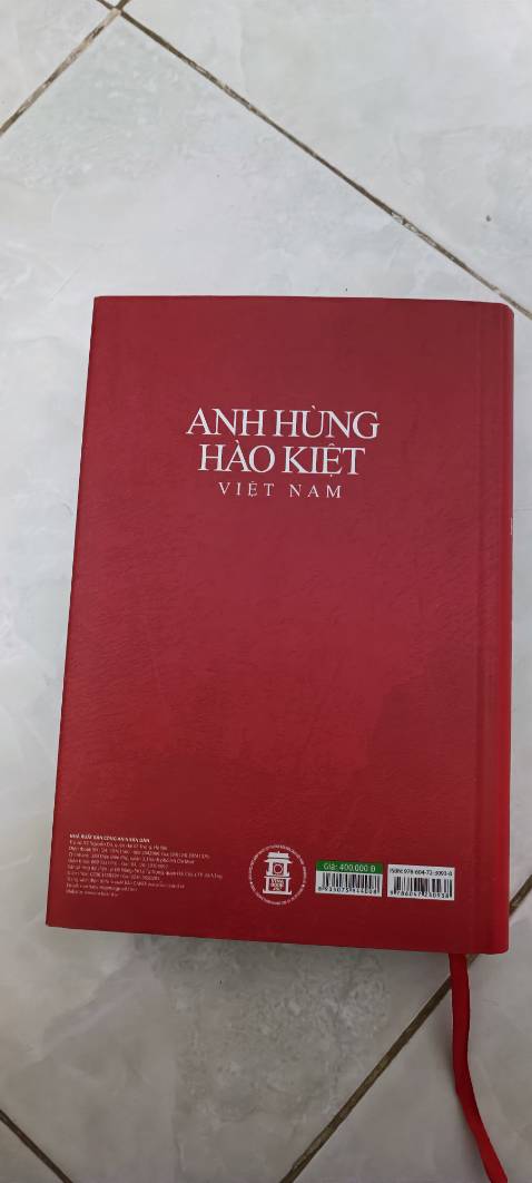 Tiki giao hàng siêu nhanh. Sách giao đến tay mình vẫn còn nguyên vẹn, không bị móp méo. Mình rất thích kiểu bìa của cuốn sách này, đơn giản mà đẹp. Giấy bên trong dày, bề mặt giấy láng mịn. Có 1 tờ giấy bên trong bị gấp lại nhìn hơi khó chịu, mình đã sửa lại nhưng nhìn vẫn còn nếp gấp. Nội dung sách thì mình chưa đọc. Nói chung là vẫn rất ổn.