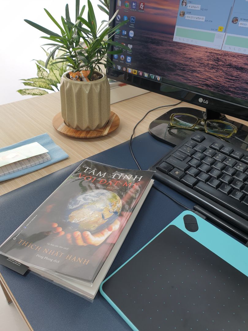 sản phẩm đẹp, size 40x80cm nên rộng thoải mái. có 2 mặt với 2 màu khác nhau để thay đổi. nhìn góc làm việc gọn gàng sạch sẽ nên rất ưng cái bụng