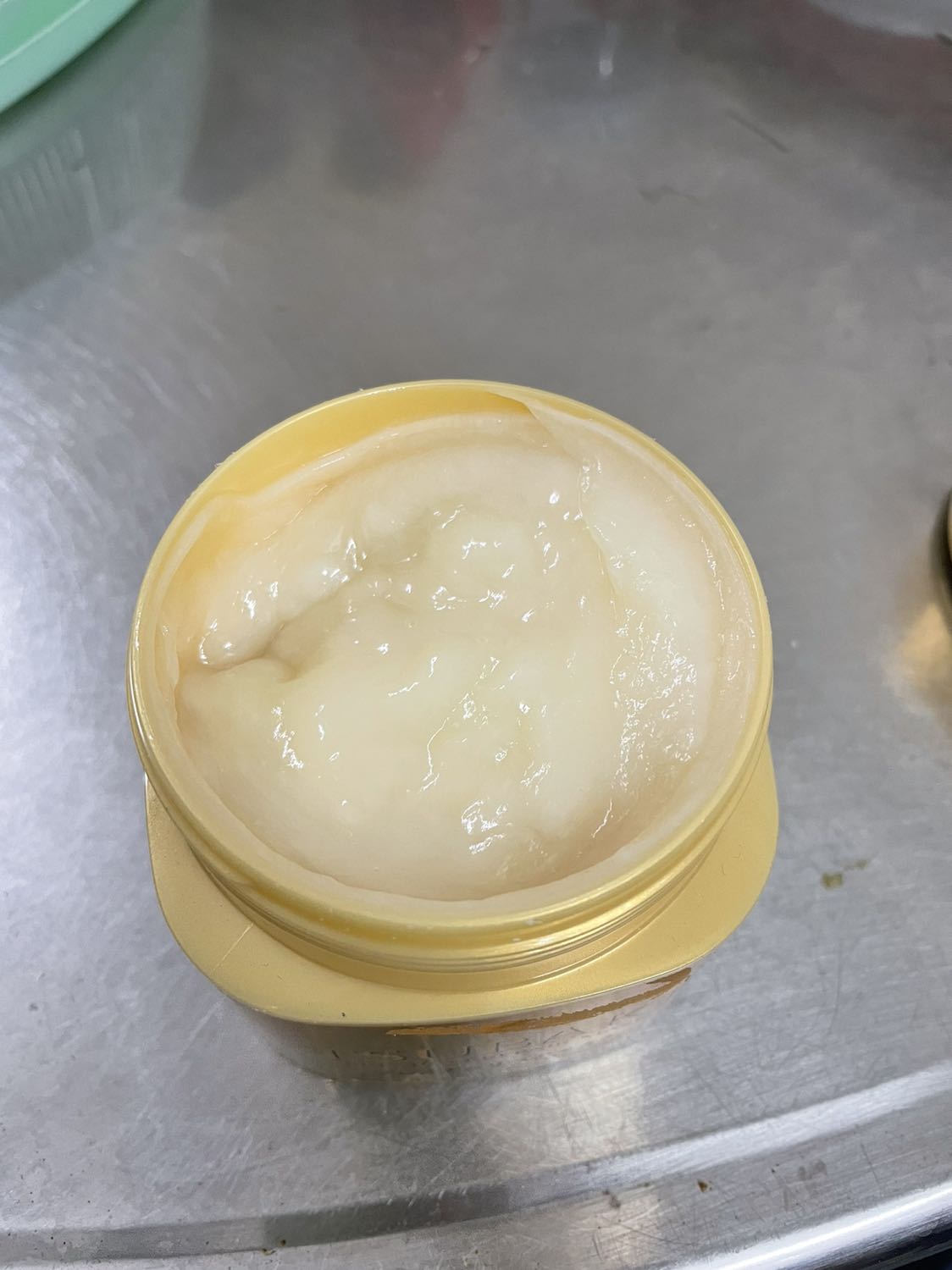 25/10 (179k)
Nhận hàng thấy hủ to, ngoài hủ nhiều vết trầy xước nhìn hơi cũ cũ, hoá ra NSX 8.2020 hàng từ năm ngoái. 
Mình đi siêu thị thử mùi trc khi đặt tiki, mua bộ dầu gội-xả giờ thêm chai ủ tóc. Mùi hoàn toàn ko giống như ngửi thử ở siêu thị(ở siêu thị mùi thơm trái cây rất dễ chịu) có thể do hàng cũ. Anw, chất lượng mềm tóc ok đỡ rụng thì chưa biết.