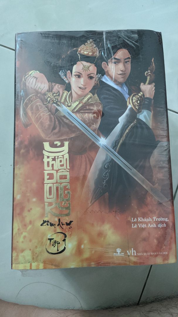 Sách bám nhiều bụi! trước khi đóng gói tiki nên dùng khăn lau qua mới phải!