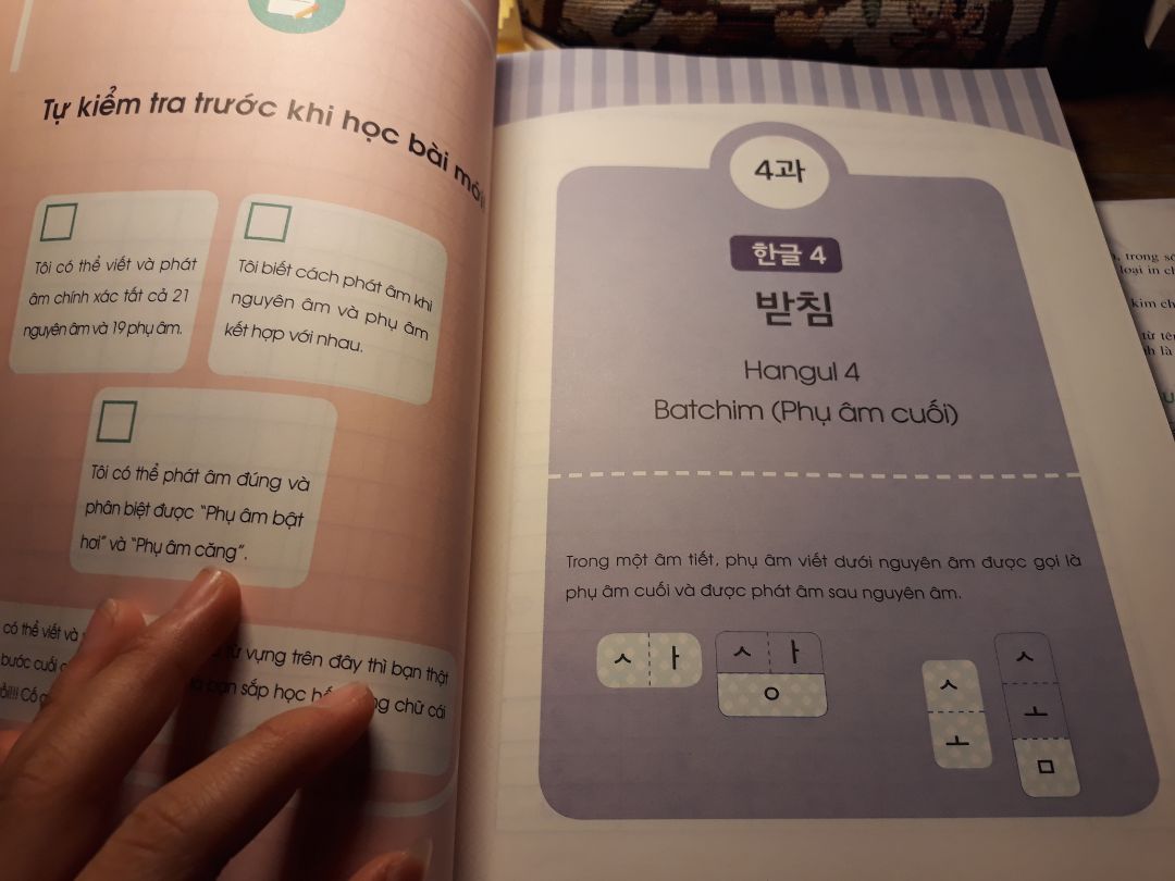 Sách vô cùng hay và bổ ích ạ !! Giáo trình bài học rất chi tiết và sáng tạo !! Học xong 4 bài đầu kết hợp với xem cách học trên kênh " Nhật ký của Hyeri " đảm bảo mọi người sẽ biết nói tiếng Hàn luôn ạ !! :))
Ai muốn học tiếng hàn hoặc muốn bổ sung thêm kiến thức thì nên có một cuốn bên mình nhé !! Trong bài học  còn có thêm tên của các " Idol" làm tăng hứng thú học lên rất nhiều !!
Chị Hyeri quả là một người tài giỏi ạ ??
Em đã theo dõi chị từ lúc kênh Youtube của chị có rất ít người theo dõi ! Chị rất dễ thương và đáng yêu !!?? Em muốn dành lời cảm ơn tới chị vì đã yêu đất nước Việt Nam ???? đã dành rất nhiều tình cảm cho nơi đây !! 
Em mong sẽ đc gặp chị sớm nhất có thể ạ ???
Sarangheyo❤❤❤ Sách vô cùng hay và bổ ích ạ !! Giáo trình bài học rất chi tiết và sáng tạo !! Học xong 4 bài đầu kết hợp với xem cách học trên kênh " Nhật ký của Hyeri " đảm bảo mọi người sẽ biết nói tiếng Hàn luôn ạ !! :))
Ai muốn học tiếng hàn hoặc muốn bổ sung thêm kiến thức thì nên có một cuốn bên mình nhé !! Trong bài học  còn có thêm tên của các " Idol" làm tăng hứng thú học lên rất nhiều !!
Chị Hyeri quả là một người tài giỏi ạ ??
Em đã theo dõi chị từ lúc kênh Youtube của chị có rất ít người theo dõi ! Chị rất dễ thương và đáng yêu !!?? Em muốn dành lời cảm ơn tới chị vì đã yêu đất nước Việt Nam ???? đã dành rất nhiều tình cảm cho nơi đây !! 
Em mong sẽ đc gặp chị sớm nhất có thể ạ ???
Sarangheyo❤❤❤
