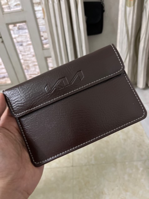 Sản phẩm đẹp, cập nhật logo Kia mới rất ưng mắt. Đựng vừa giấy tờ như mô tả