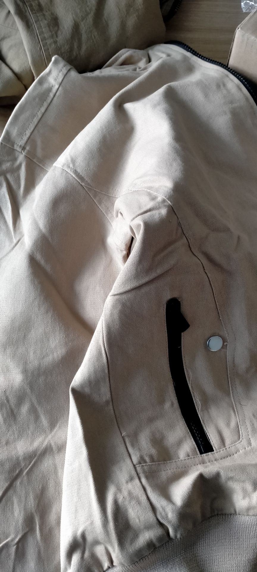 áo đẹp, mình đặt size M mặc vừa khít luôn,có chỉ thừa nhưng ít, mình mới đặt hôm qua mà hôm nay đã có áo rồi, rất hài lòng về cách phục vụ của tiki, anh shipper thân thiện,ờ mây *** gút chóp tiki ???