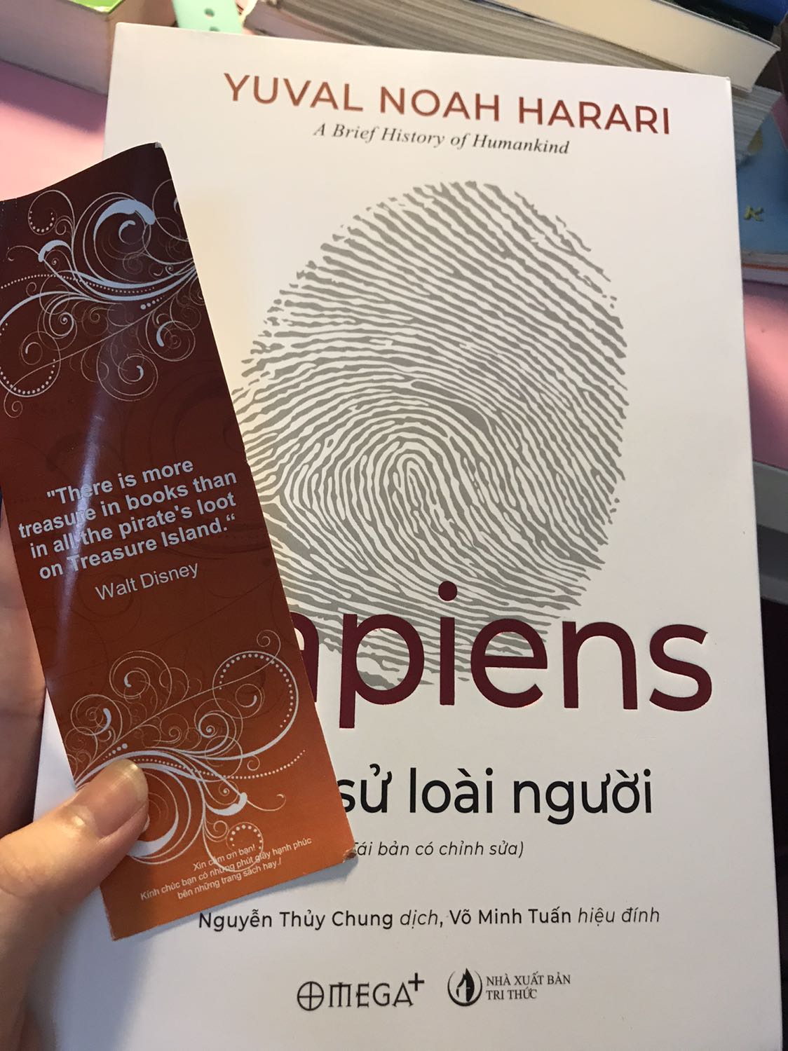 Sách bìa đẹp, giấy khá dày, hơi mùi. Tuy nhiên cuốn của mình bị lỗi nhẹ ở giữa cuốn gần chục trang bị nhúm do nhà in in lỗi, mình ấn thẳng ra thì nó thừa giấy ra nhìn hơi mất thẩm mĩ