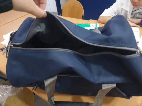 Túi rất đẹp nha, chất vải ok. Túi dày dặn. Nên mua nha mọi người.