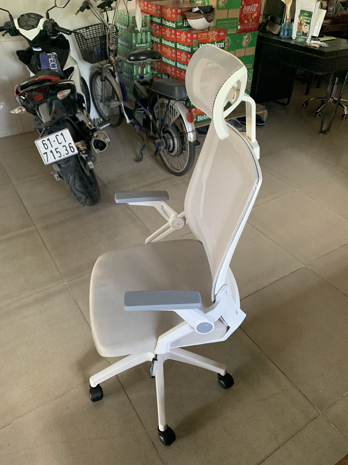 Sản phẩm đóng gói cẩn thận, nhận được các linh kiện đầy đủ, không trầy xước. Chất liệu thân ghế và lưới khá tốt, riêng đệm ngồi khá mỏng và mau lún. Thiết kế ghế đẹp, độ hoàn thiện ổn, các lỗ khoan để lắp ghép chính xác và đẹp. Tuy nhiên mặt ghế không được tốt lắm, dễ ngả về trước do phần đế hơi nhỏ, không cố định được hoàn toàn.