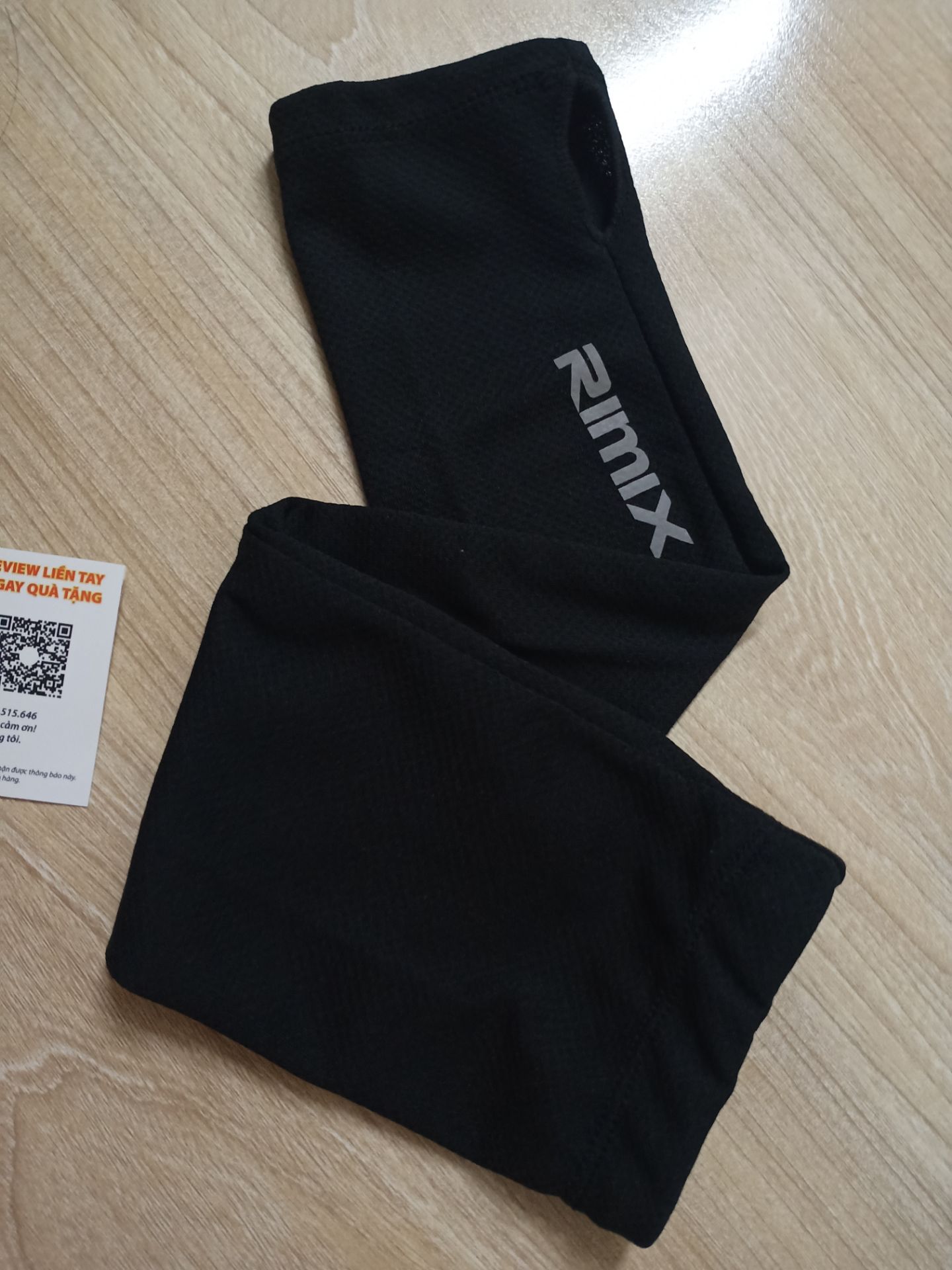 Một lúc đặt liền 2 sản phẩm trên Tiki nên mới có cái để so sánh. Hàng của shop màu đen, nhìn mẫu mã khá ổn, chất giống chất mấy cái áo chống nắng, khá nóng, không co dãn mấy nên đeo bị chật bắp tay. Trong khi mình mua đôi màu trắng shop khác trên Tiki thì chất mát lạnh, mềm và co dãn tốt, lại có thêm phần chống tụt trên bắp tay, giá rẻ hơn tận 40k. Mặc dù shop có kèm thêm thẻ tặng 10k khi comment nhưng theo tớ shop nên giảm giá cho phù hợp hơn với chất lượng sản phẩm. Với giá 150k và chất lượng như này tớ sẽ ko mua lần 2 đâu.