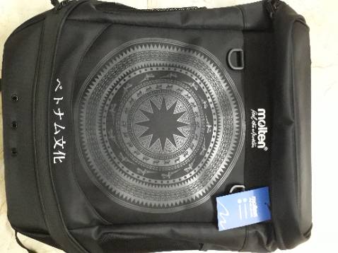 Ưu điểm:
Thiết kế hữu dụng. Có đủ các ngăn chứa cho nhiều mục đích. Phần lưng có thiết kế đệm êm, rất công thái học. Đặc biệt thích phần móc treo và lỗ thoát khí.
Chất liệu mềm, tốt, đường may và dây đeo chắc chắn.
Họa tiết Trống đồng Đông Sơn rất đẹp cùng với chữ "Văn hóa Việt Nam". 
Bự hơn so với tưởng tượng :)))

Điểm trừ một xíu: chất liệu chữ in "Văn hóa Việt Nam" nếu ma sát va chạm nhiều sẽ dễ bong tróc.

Nhìn chung là 9.8/10.