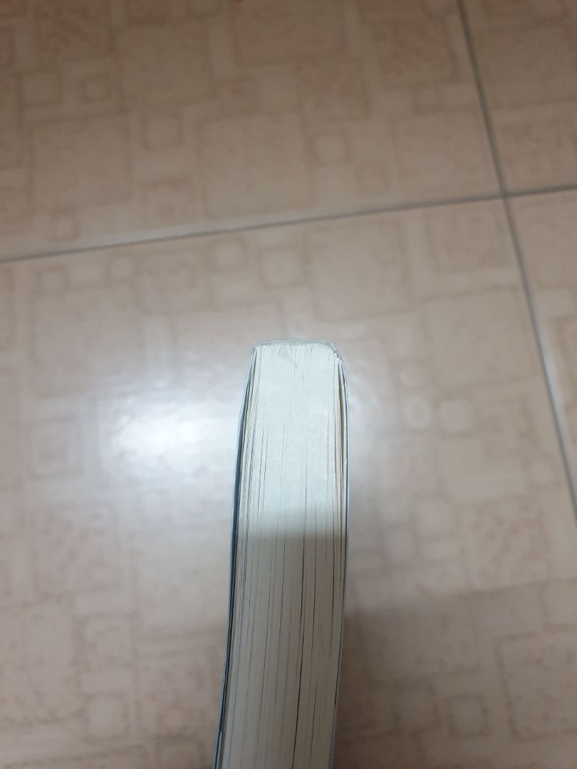 Mới nhận được sách mà thấy có vẻ đóng bị lỗi, gáy sách không vuông vắn, mở ra có cảm giác có thể bị đứt lìa mấy trang này. Không biết lỗi do đóng sách hay bị trong quá trình vận chuyển nữa. Chưa đọc nội dung mà thấy sách vậy hơi buồn.