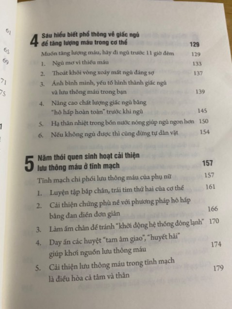 Sách phù hợp với phụ nữ, lý giải các nguyên nhân bệnh xuất phát từ quá trình tạo máu, thiếu máu và khí trệ ứ huyết. Rất nhiều vấn đề như vô sinh, rụng tóc, trẻ hoá..đều dưới tác động của quá trình lưu thông máu, một vài cách để cải thiện như thay đổi chế độ ăn uống, ngủ trước 11g và các bài tập về hô hấp, luyện tập bắp chân để tăng máu phần tĩnh mạch, hạn chế lạnh tử cung ở phụ nữ. Có 1 điều tác giả nhắc đến đó là việc quy kết sự hiển nhiên hay bình thường tạo áp lực lên trạng thái tinh thần như việc cố gắng có con bất thành, không thể mang thai “bình thường” áp lực khiến trạng thái tinh thần dằn vặt đau khổ chính chúng ta tự tạo ra cái lồng và nhốt mình vào đấy, phạm trù tinh thần sẽ ảnh hưởng đến sức khoẻ. Sách không quá hay nhưng cũg có nhiều cái đáng tham khảo dưới góc nhìn của Đông y.
