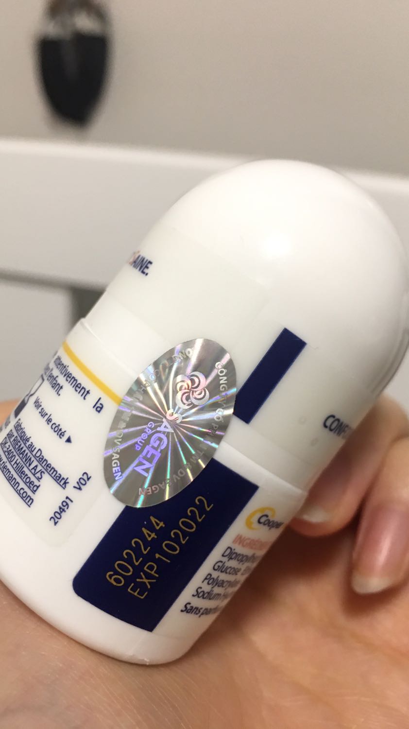 Tại giờ là năm 2021 rồi nhưng Shop Tân Hoàng Gia giao cho em chai sản xuất từ năm 2019. Lúc đầu em hơi hoảng nhưng rất may vì năm 2022 mới hết hạn. Về sản phẩm thì em thấy tem dán của Sagen group. Phiên bản của sản phẩm em mua là loại không có cồn, cho da nhạy cảm (nâu). Shop đã chuẩn bị đúng mẫu em muốn đặt và Tiki giao hàng cũng rất có tâm. Em thấy giá rẻ hơn so với các shop khác nên nếu ai muốn hạn mới thì nên xem xét.