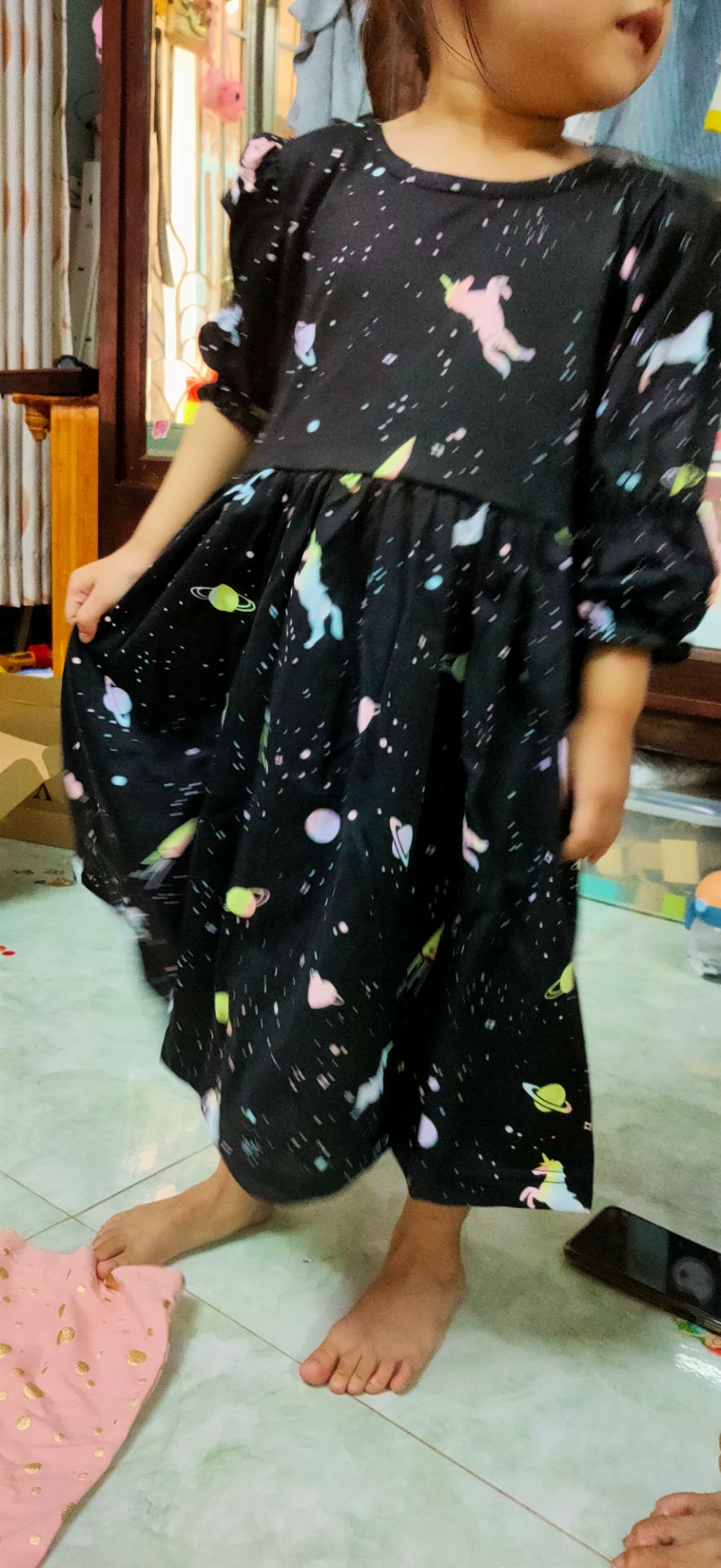 shop đóng gói rất cẩn thận, váy mặc vừa vặn mềm mại. bé đòi mặc hoài luôn