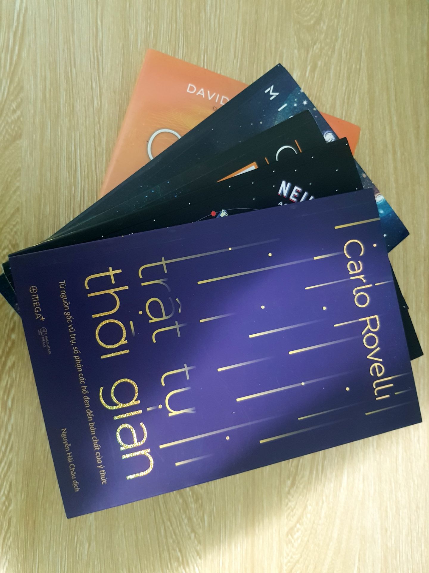 Về hình thức: bìa sách đẹp, rất bắt mắt, sách giao sớm và được bọc gói cẩn thận.
Nội dung: Tác giả cung cấp nhiều kiến thức lý thú nhưng cũng khá hack não, khiến mình liên tưởng tới lý thuyết nhắc đến trong những bộ phim của Christopher Nolan. Sách hay, phải nghiền ngẫm. Có lẽ đây sẽ là một cuốn sách mình phải đọc hơn 1 lần.