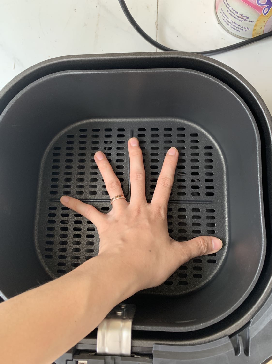 Mua xong dùng cả tháng rồi mới quay lại ***.  Tìm nồi để mua cũng có quá nhiều loại. Quyết philip rồi thì cũng ko biết chọn loại nào. Tìm hiểu mãi quyết định rước em này. Nhà m có 2vc vs 1 bé thôi. Nhu cầu ko nhiều. Ban đầu định lấy 9745 nhưng thấy 9745 size nhỏ hơn 9270 nhưng giá lại chát hơn. Chắc được thêm 2 cái phụ kiện là khay quạt hứng đâu vs nồi nướng bánh. M thấy ko cần thiết. Quan trọng vẫn là kích thước và giá thành. 9650 thì đắt nhất và cũng to nhất. M ở trọ nên nhà chật. Cũng ko có chỗ để. Thấy em 9270 này là hợp lý nhất. Quả là ko hối hận. Nồi to. Maixo ko có cái gờ sắc sắc. Tnay dễ rửa hơn này. Nếu bạn dùng giấy nến lót dầu và cả nắp chắn dầu thì sẽ bị cản nhiệt khá nhiều đấy. M nghĩ khi nào nướng cả con gà thì may ra mới bị bắn lên maixo thôi. Ncl ưng. Ko biết em nckd sớm hơn thì đỡ tốn cả dầu cả gas và cả tg đứng chiên rán gãy chân trong bếp rồi!