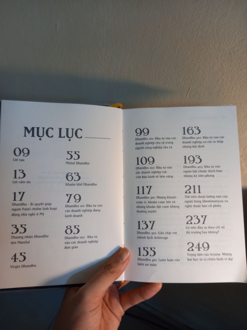 sách ko mang lại nhiều giá trị. lối viết sơ sài, ko phân tích chi tiết gì cả, nêu sơ sơ ví dụ và lập luận, triết lí thì bản chất là đúc rút, học hỏi từ các nhà đầu tư khác nhưng viết lại theo 1 cách tiếp cận và truyền đạt khác thôi. mình ko đánh giá cao quyển này. chưa kể cũng ko tập trung vào đầu tư chứng khoán cá nhân mà hơn đó là đầu tư gây dựng, mua lại M&A kinh doanh vận hành cả 1 doanh nghiệp. so với các cuốn của o'neil, town, spider, .. đều ko bằng.