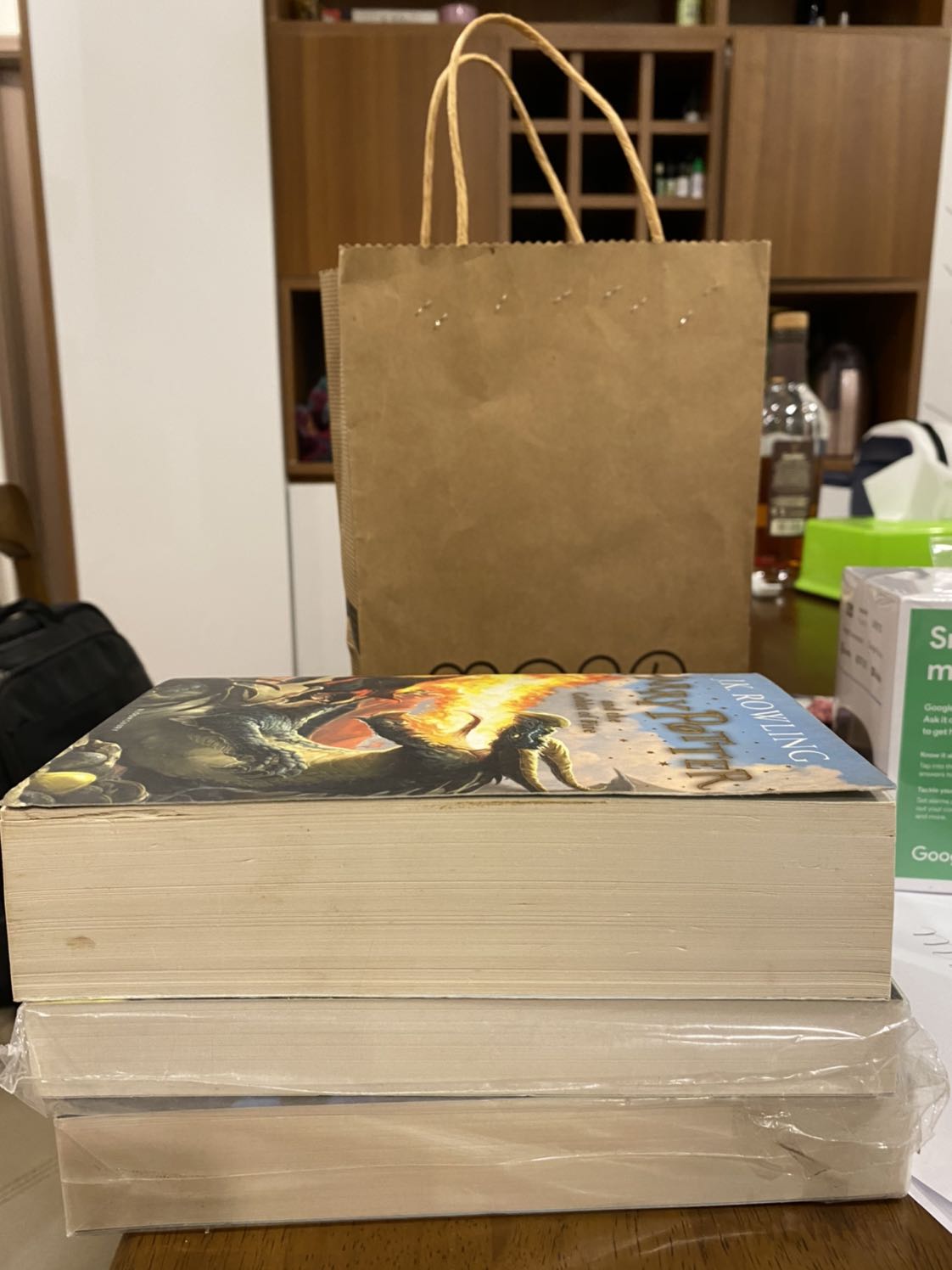 Mình nhận 3 cuốn tập 2,3,4 thì cuốn tập 4 không còn trong giấy bóng, bị mốc và nhăn giấy như sách cũ. Không thể chấp nhận sự cẩu thả này