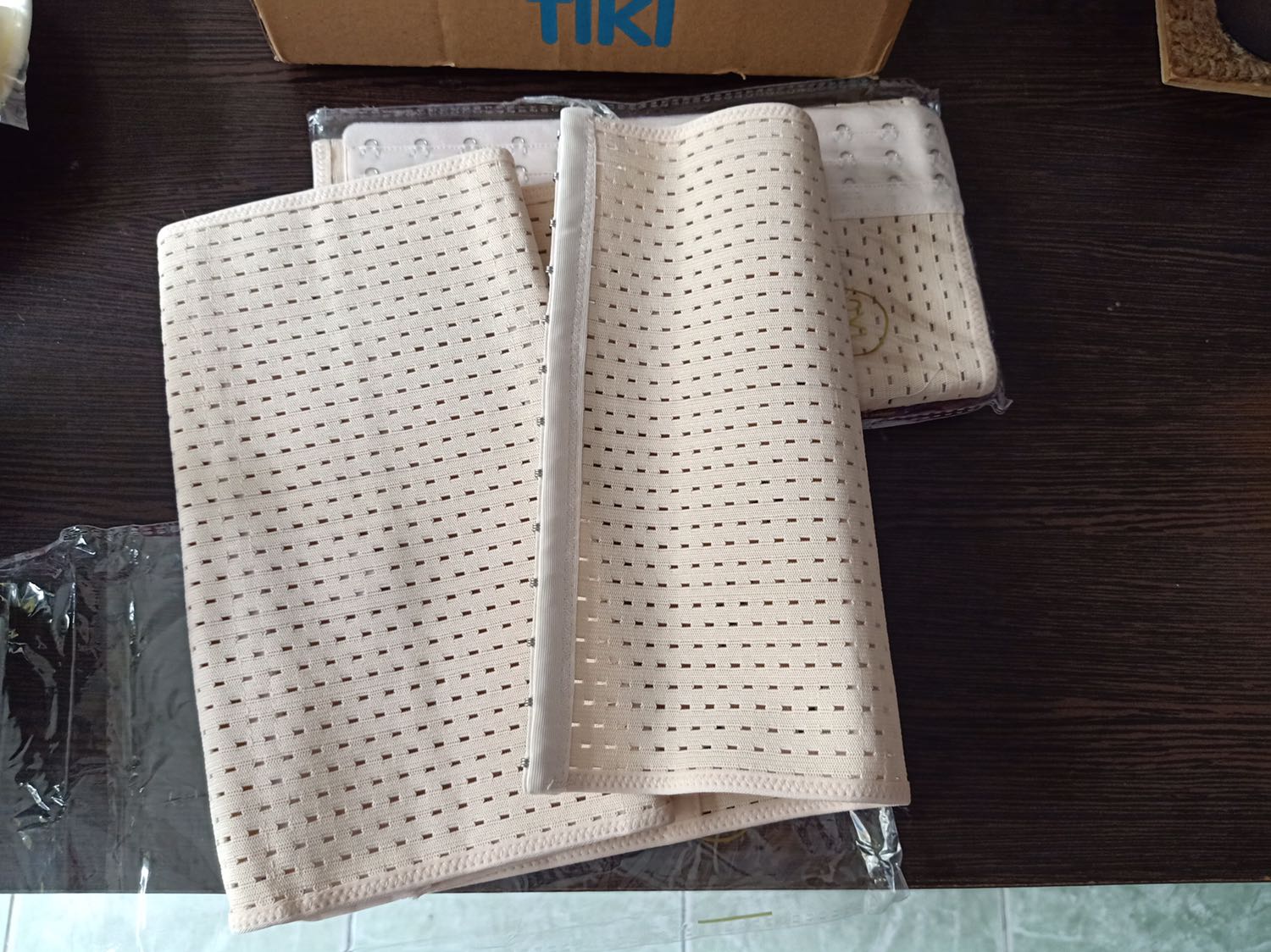 Vừa nhận hàng hôm qua, hàng đẹp, mình thích mua hàng trên tiki do được freeship và tiki hỗ trợ khách rất nhiệt tình. 
Về sản phẩm nói chung không có gì phàn nàn. Nịt day dặn co giãn tốt, mặc ôm thon được vùng eo bụng, nịt dễ chịu. Áo bra dễ thương, mặc đi biển cute cực. Quần thì ck mình bảo ok. Vải sờ mát mịn co giãn tốt. Có lỗ lỗ mặc chắc mát lắm hihi. Cảm ơn tiki chưa bao h làm mình thất vọng