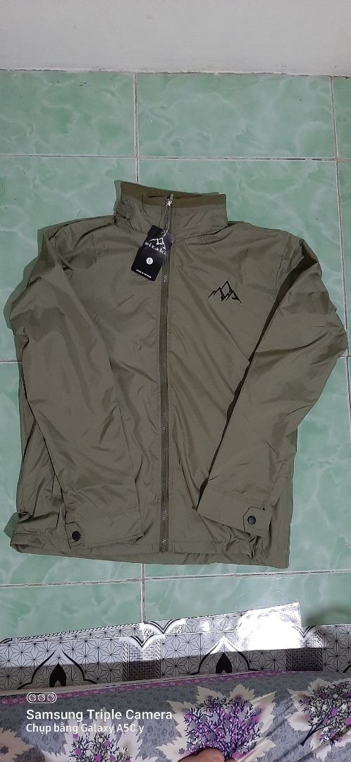 vừa nhận hàng xong, thấy cũng rất ok, nhưng có cái là mỏng hơn áo cũ của tôi, phải túi trong nằm phía trên thì tốt hơn với áo dầy hơn chút nữa và nỉ ra đến tay áo luôn là ok 👍