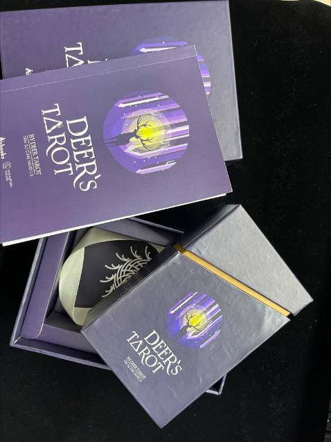 Điểm cộng:
+Một lời khen dành cho team Asbooks vì sau 1 năm kể từ ngày mình ib phàn nàn về việc bộ bài Oracle (Thông điệp vũ trụ) chỉn chu về sách bìa cứng và hộp đựng nhưng bộ bài lại mỏng và lỗi dù cho mức giá rẻ đi nữa thì mình vẫn mong đợi một sp chất lượng hơn, thì đến bộ bài Deer's tarot lần này mình đã thấy hài lòng về chất lượng bộ bài: màu in trầm đẹp đồng bộ, lá bài dày, chất giấy trơn mịn, cắt và bo góc mượt. Asbooks có vẻ đã lắng nghe khách hàng và có cải thiện chất lượng sản phẩm (xin cảm ơn!)
+Thiết kế bộbài không quá đặc sắc nhưng dễ hiểu, sinh động, phù hợp với newbie. Sách hướng dẫn cũng viết dễ hiểu mạch lạc, có phần tips trải bài cuối sách. 
+Với boxset 2 hộp cứng, 1 sách in màu và bộ bài 80 lá kích thước chuẩn này. mình đánh giá mức giá 300k rất rẻ so với chất lượng, xứng đáng để mua ủng hộ hàng Việt, tác giả Việt.

Điểm trừ:
+Tấm nệm bên trong hộp lớn không chắc chắn, hộp đựng có các vết xước trên bề mặt có lẽ do quá trình gia công, tuy nhiên với tầm giá 300k về tay thì có thể hoan hỉ bỏ qua.
+Mặt lábài cán lì mịn thay vì cán bóng, mỗi loại cán sẽ có ưu nhược điểm khác nhau. cán lì thì màu sắc thường trầm sang hơn và xáo bài đầm tay hơn, nhưng sẽ khá rít. (Các bạn có thể khắc phục bằng cách đổ một ít phấn rôm vào xáo sẽ mượt hơn hẳn nhé)
+Mình không đánh giá cao việc tác giả lồng ghép chiêm tinh vào các lá bài.

Chốt lại thì mình vẫn cho 5* plus =)) vì với người không có tài chính cho những bộ bài tiền triệu nhưng lại không thích dùng hàng pha-ke như mình thì đây là lựa chọn rất rất tốt.