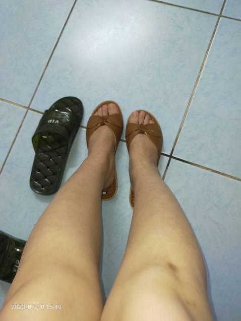 Size nhỏ hơn sơ với size bình thường. Mua cho bà đi size 39 nhưng kg vừa, bề ngang bé, bình thường mình đi size 35 nhưng đi đôi này gần vừa.