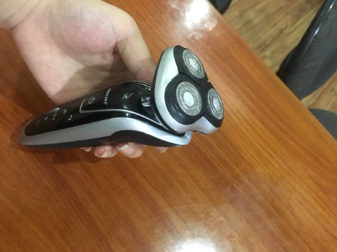 Máy này ai chưa mua thì nên mua dùng thử nhé, đảm bảo cạo râu sạch sẽ, mà êm kinh khủng.
Hàng ship rất nhanh, hôm qua đặt nay đã nhận được, hàng của shop không có gì để chê cả, chất lượng.