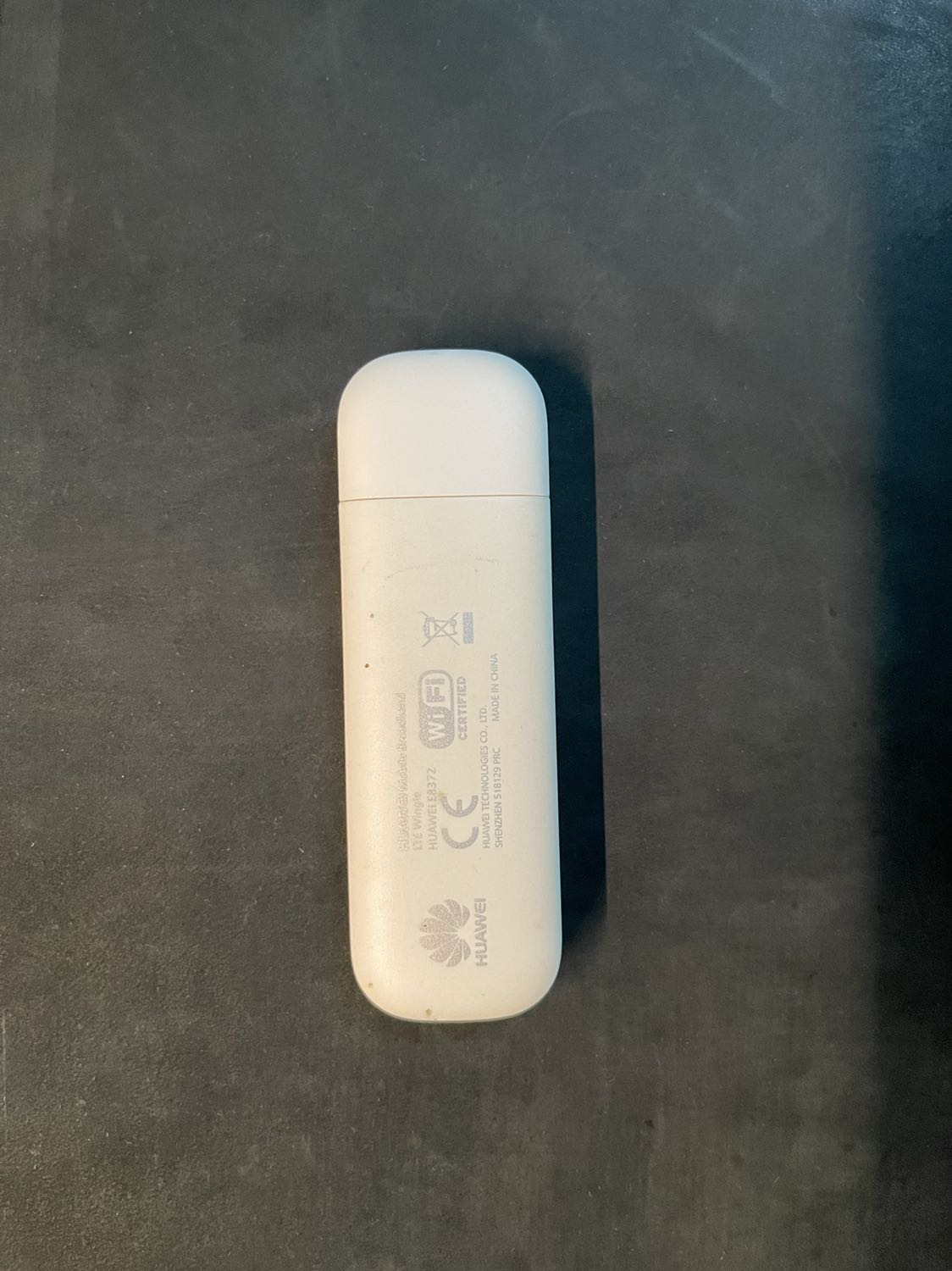 Nhà có 7 thiết bị, 2 iPad, 2 iPhone, 1 máy tính bảng Samsung, 1 laptop và 1 tivibox tất cả cả kết nối wifi vào bộ phát sóng USB này tốc độ rất tốt, mượt mà. Sử dụng SIM 4G của Mobifone 60GB/tháng, tốc độ đo bằng app Speedtest đạt trung bình 16Mbps, cắm vào củ sạc Samsung bật online 24/24 USB chỉ ấm nhẹ, rất hài lòng. Tiki đã bán sản phẩm tốt và chất lượng. Thanks