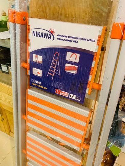 Giá sản phẩm này cao hơn hẳn các dòng thang nội địa khác. Tuy nhiên độ nhẹ nhàng nhưng lại dày dặn và chắc chắn cũng hơn hẳn. Bản thang rộng, vững, đứng lên rất yên tâm. giao rất nhanh, bạn giao hàng thân thiện