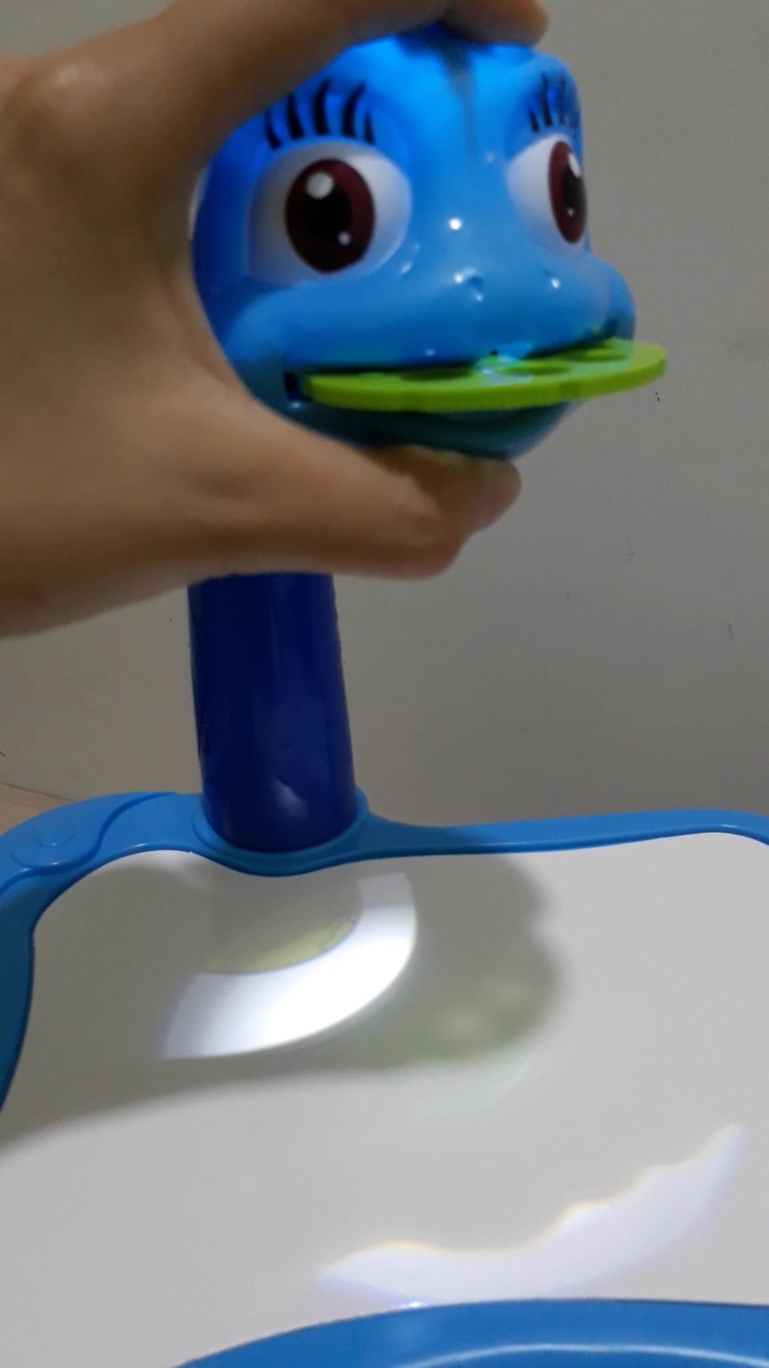 Sau khi lắp ráp, bật đèn lên và lắp thẻ hình vào để đèn chiếu lên thì phát hiện ra lỗi. Mình đã lắp thẻ từ từ, đi từ ngoài vào và đến khi không đẩy thẻ thêm được nữa, điều chỉnh hoài cũng ko ra nổi 1 hình dạng hoàn chỉnh nào trên nền bàn, các hình ảnh bị mất 1/2, dù điều chỉnh đủ cách vẫn ko thể ra hình ảnh nào cả, chỉ toàn ra 1/2 tấm ảnh. Mình có quay lại clip nhưng không tải lên được. 
Không biết trong trường hợp này bên Tiki và shop bán có hướng giải quyết nào ko? Nhắn thêm là trong hộp sản phẩm không hề có hdsd để tham khảo, xem trên youtube thấy mọi người đặt thẻ lên là ra hình ảnh mà đằng này điều chỉnh mãi không ra.