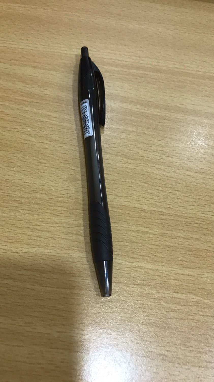 Lúc mới viết hơi thất vọng vì thấy giống viết bi bình thường, nhưng viết một lúc mực đều hơn. Mình thích bút gel vi chữ viết sẽ đẹp hơn, với loại này mua để tiết kiệm tiền là ok.