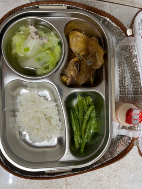 Hộp nhỏ gọn dễ thương, có điều giữ nhiệt k tốt. Đến tam 11h hơn bé mở ra ăn thì đã nguội rồi.