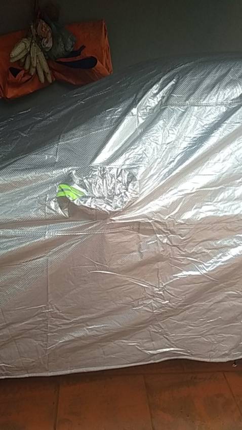 Đã nhận hàng được 2 hôm, đánh giá cho shop này tí, nhìn thấy nhiều đánh giá rõ tốt mà không hiểu sao cứ hiện lên 1 sao thấy thương thật. Nên khách quan nhận xét để cho các bạn tường tận rõ nhất. Con Camry của mình cũng dùng được hơn năm rồi, đã từng mua 2 lần bạt phủ ở bên sàn khác nhưng mỏng 1 lớp và nhanh rách, nó như áo mưa ấy! Hàng lần này mua thì dày hơn, trọng lượng bạt cũng nặng tới 3 kg khá chắc tay. Tráng bạc nên phản quang, phản nhiệt tốt, giữ nhiệt độ xe không quá cao nên đồ trong xe an toàn, giảm được gần chục độ khi không có bạt phủ bên ngoài. Bạt rộng thoải mái nên là trùm kín đc
Ở Hà Nội mình ở Linh Đàm nên là bãi xe để ngoài, nhiều khi trời nắng 42 độ mùa hè trông xót xa lắm, đồ trong xe nó chảy hết cả khoang lái, ngồi vào như tôm luộc, có bạt ô tô nên xe cũng vì vậy mà đỡ nhiệt hơn hẳn. Cho shop 5 sao, thấy hang tốt mà bị kéo rank nên ủng hộ shop này!!