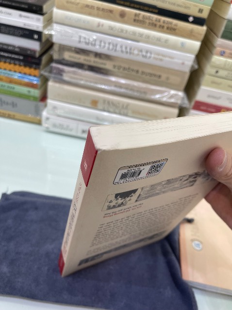 Đổi trả lần thứ 2 cuốn này rồi nhưng cũng chỉ khá hơn lần đầu 1 chút . Chất lượng sách vẫn chưa tốt 

Sách xuất bản năm 2024 mà còn tệ hơn những cuốn xuất bản lâu rồi . Đáy sách để lâu ngày lên kệ , đen và bẩn . Mình mua sách mới chứ đâu có mua sách cũ . 
Làm biếng trả lại lần nữa. Thôi chấp nhận .