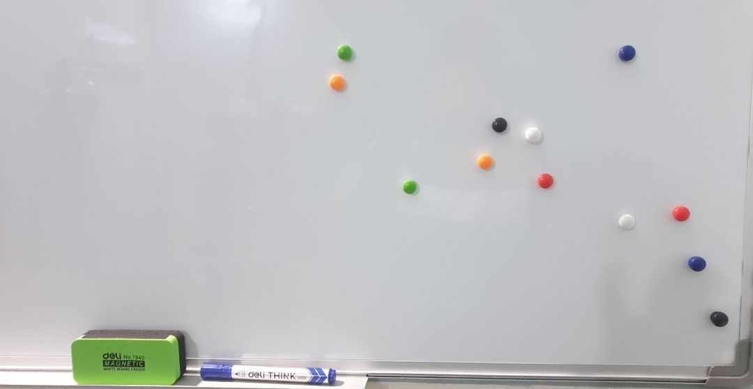 Deli nên kiểm soát chất lượng gia công hơn nữa, có một góc bảng chưa vào khớp hết và bắn vít bị lệch, thể hiện sự cẩu thả của người gia công.

Nam châm hút yếu.

Cần bố trí các móc ở phía cạnh dưới để giữ bảng không dao động khi viết.