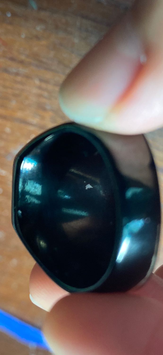 Mình đặt size 8 mà lại giao lộn size 9 cho minhf thì phải do ở nhà mình có một cái nhẫn y như vậy và cũng đã đặt từ trước trên trang này mà đặt lộn size. Mình đo 2 cái nhẫn này với nhau ( trong ảnh ) thì cảm giác 2 nhẫn này bằng nhau mà cái size 8 mình đặt lại có cẩm giác như to hơn một chút so với size 9
Không những vậy bên trong còn bị tróc ở một chỗ ( hình 2 ) và oxi hoá, sướt răm ở một vài điểm
Thực sự chưa được tốt nha tiki!!!
Mong rằng tiki sẽ tốt hơn trong những đợt sắ tới