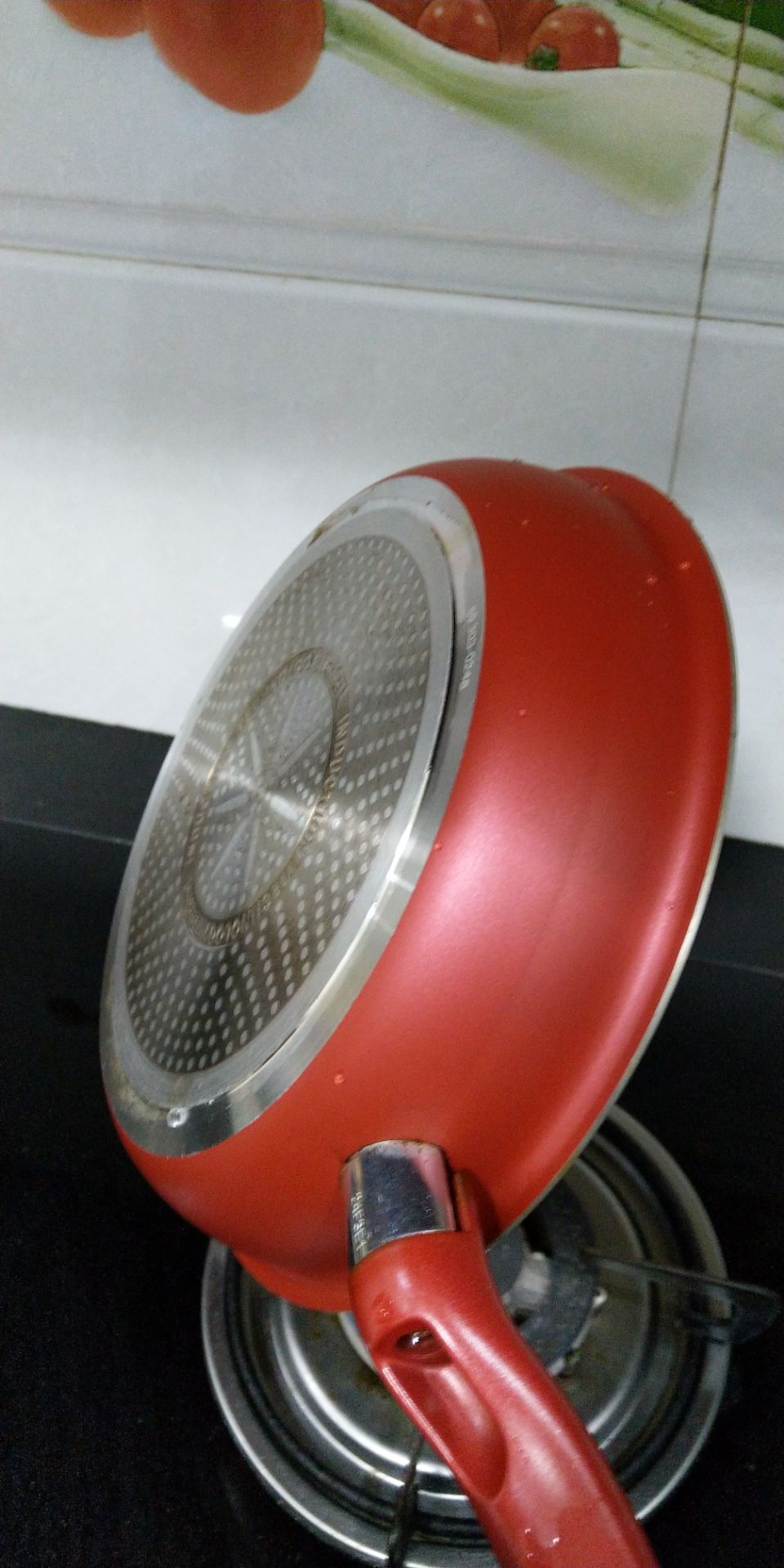 Trước giờ dùng chảo chống dính mấy hãng khác được một thời gian là không còn chống dính được nữa.
Chảo này mình dùng được vài tháng rồi, chiên thường xuyên, lớp chống dính vẫn còn tốt nha mọi người.
Đợt mua có khuyến mãi nên mua được khá rẻ, sản phẩm nên mua nha.