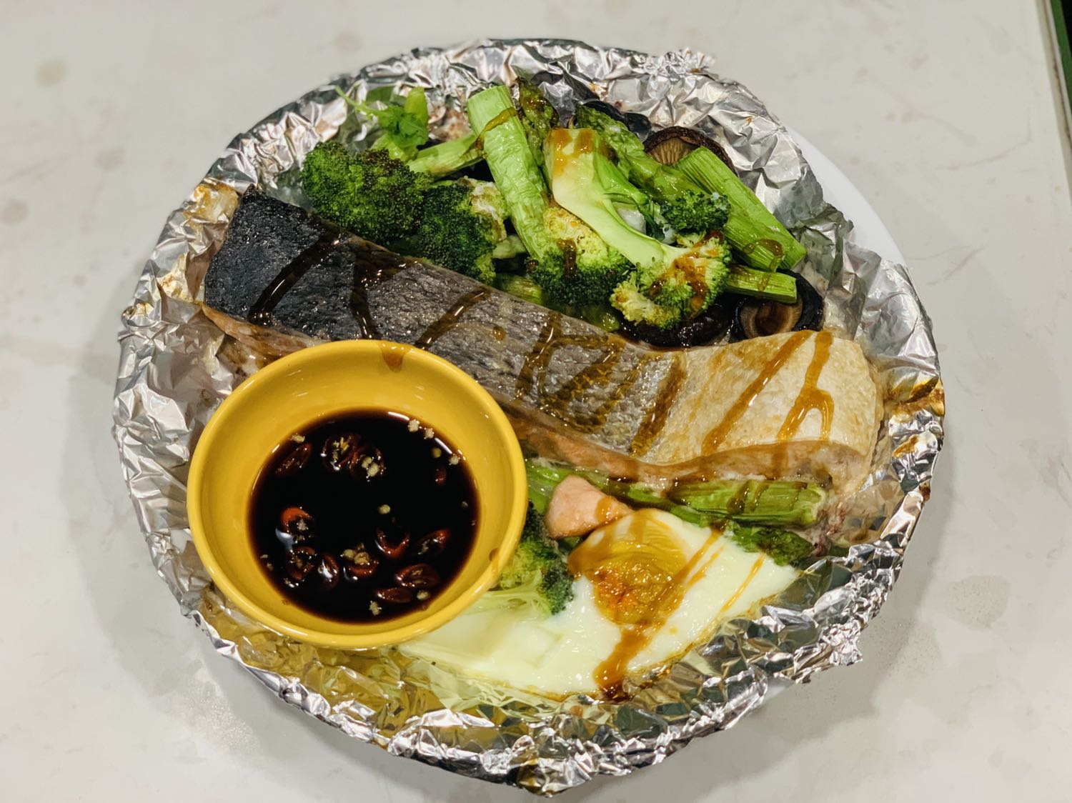 Giá rẻ. Nhiệt độ theo hướng dẫn không chính xác, phải tăng cao lên và lâu hơn! Nhưng nhìn chung là đồ ăn ngon!
Giao thiếu hàng (lưới hứng dầu), phải chờ hơn 1 tuần mới nhận được!
Rắc cắm 3 chấu chéo chưa biết mua ở đâu để cắm cho tiện, hiện tại phải nốt với ổ điện dài khá bất tiện và mất thẩm mỹ bàn bếp.