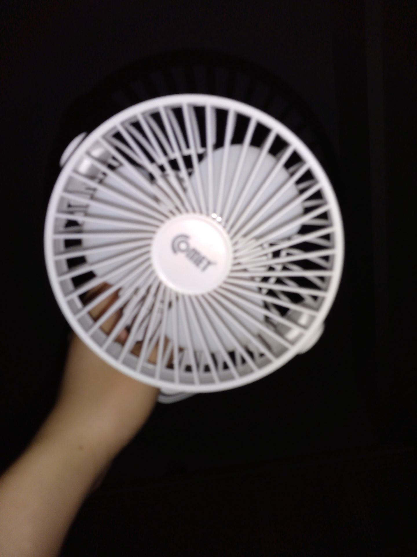 quạt dùng rất êm, khớp xoay rất tốt, chắc chắn. chỉ có sạc đầy khá lâu (tầm khoảng 6h) mà dùng liên tục thì nhanh hết pin