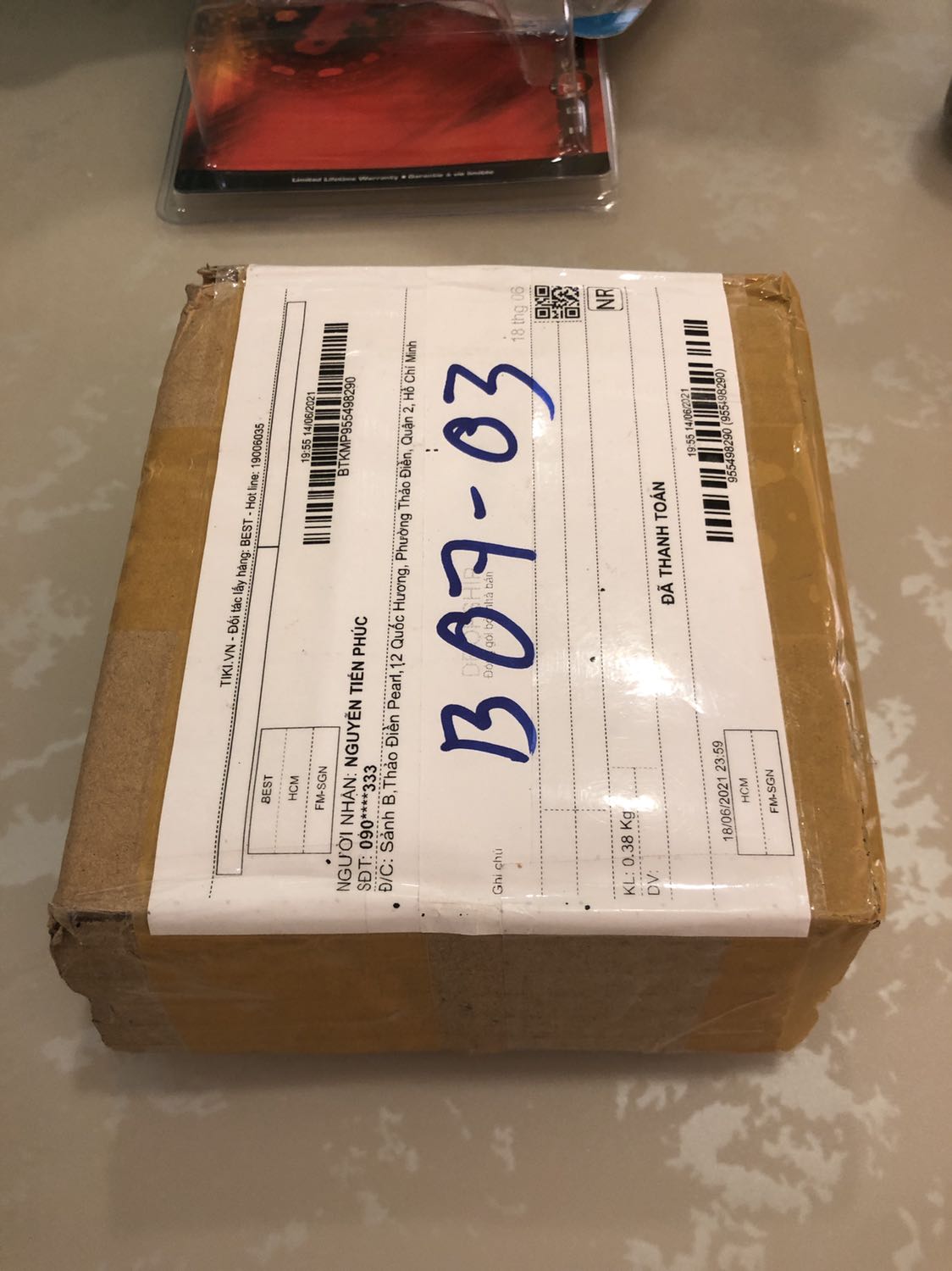 Hàng đóng hộp ko như mọi lần,loại này cho mặt ai nhỏ thì hợp còn mặt to thì đeo hơi chật,mùi bên trong hơi nặng.