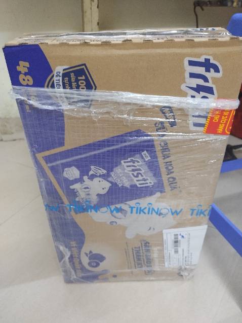 Hơi bất ngờ vì tiki giao hàng quá nhanh , hỏi anh ship quà đâu kêu trong thùng sữa huhu nhìn biết k có quà ạ  .buồn