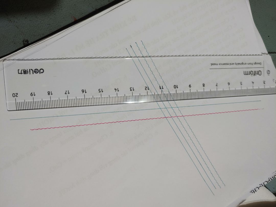 Thước chất lượng tốt, dễ dùng. Trong suốt nên dễ điều chỉnh để vẽ hình được chính xác. Có 2 mép thước: một mép thẳng với một mép thước còn lại là gợn sóng. Kích thước của em này là dài x rộng = 20cm x 3cm.