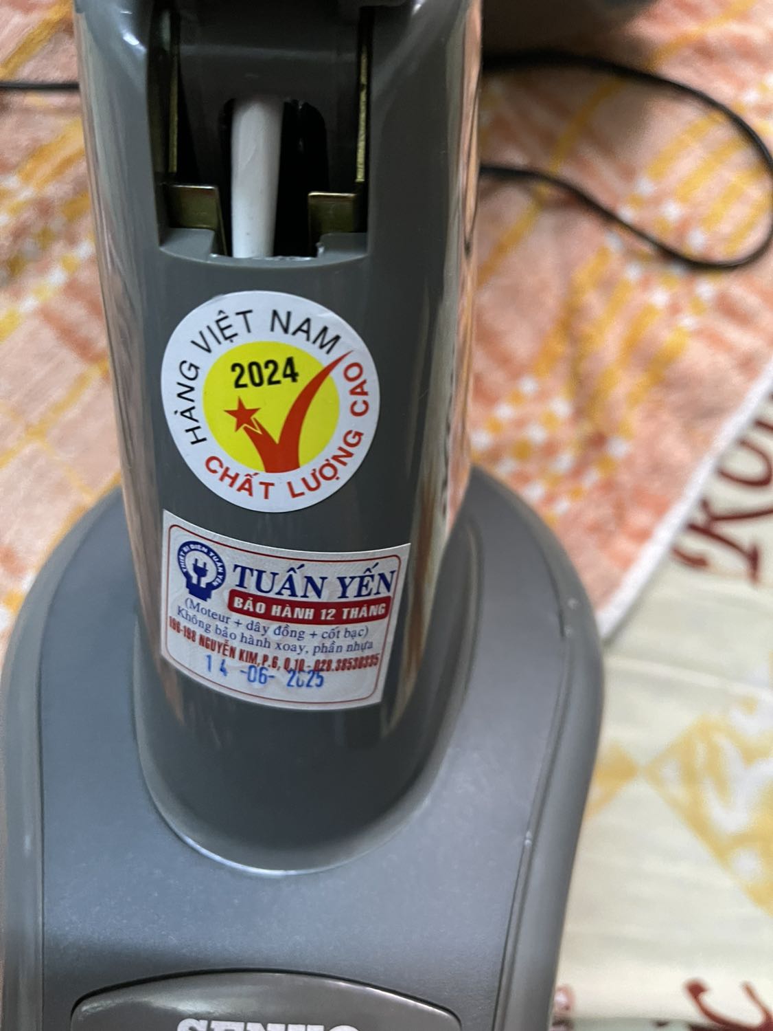 Tôi chưa biết điều chỉnh nấc lên xuống của quạt treo tường ở đâu .