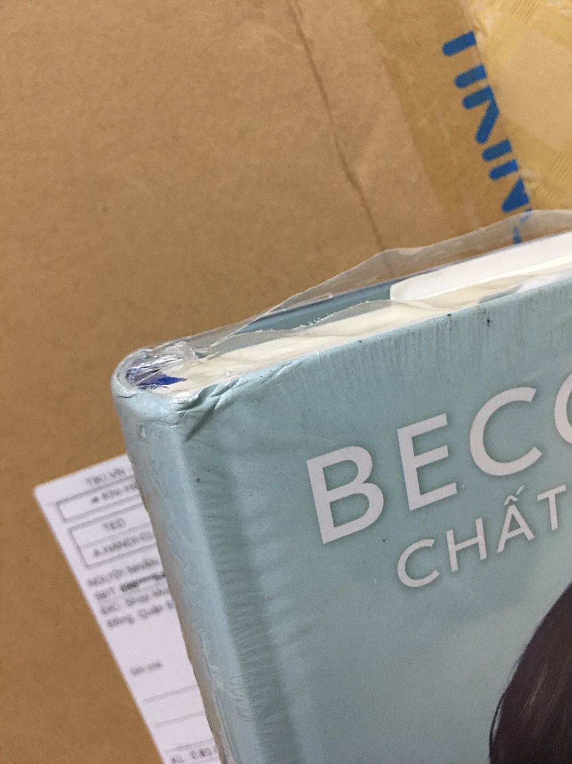 Không bàn đến nội dung, điều làm mình thất vọng chính là chất lượng dịch vụ ngày một đi xuống của Tiki. Một quyển sách quý và đẹp như vậy, nhưng sau quá trình bảo quản, đóng gói, vận chuyển của Tiki, quyển sách đến tay khách hàng trong tình trạng tệ như thế này.. :)