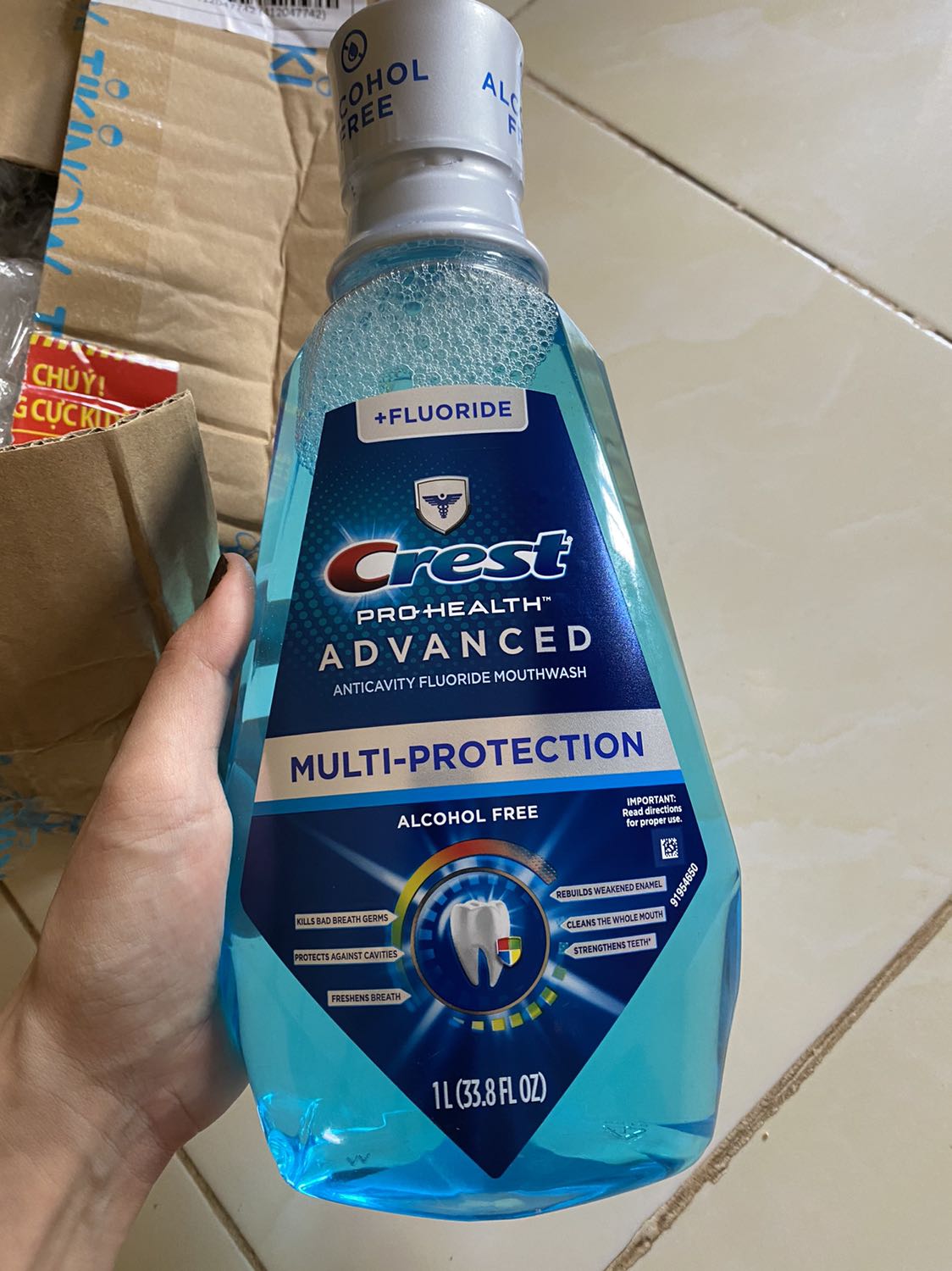 Dạo này vận chuyển sao mà tới nơi hộp móp hết :)) nhưng shop đóng gói kĩ nên k ảnh hưởng gì. Crest này nghe mn khen nhiều nên mua thử, k có bị cay quá như lister-ine đâu nhe, chai to, hy vọng có tdung tốt như lời đồn :D