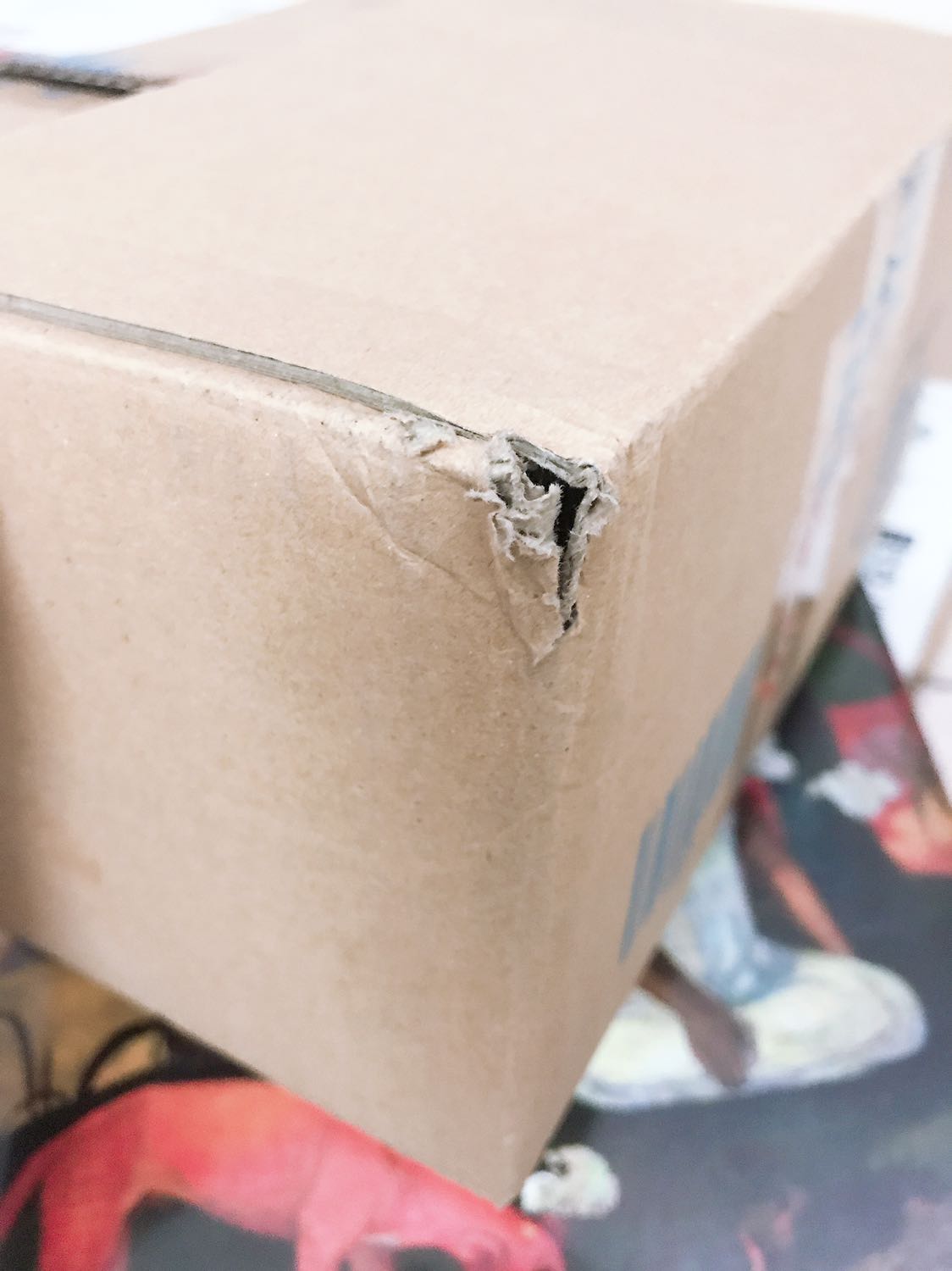 Sp mình đánh giá 5 sao nhưng khâu đóng gói của tiki chỉ 3 sao là cao. Mua mấy cuốn sách đẹp là chỉ lo nhận có vấn đề. Thấy cái thùng kiểu này chưa mở ra đã lo rồi. Cuốn sách đẹp như vậy mà móp bìa làm mình rất tiếc.