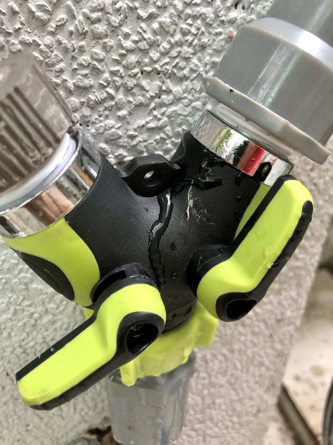 Mẫu mã đẹp, thiết kế hay nhưng mình lắp vào thì 1 bên bị rỉ nước. Mình trả hàng và Tiki đã hoàn tiền mặc dù chậm.