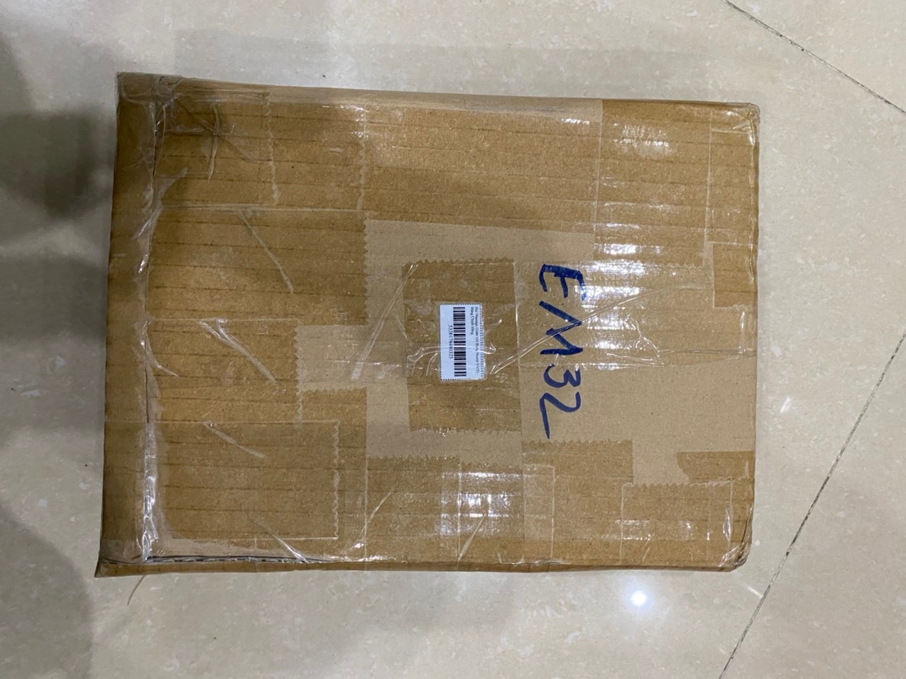 Giao hàng rất nhanh, mình mới đặt 30 phút mà đã nhận được hàng, nhân viên giao hàng cực kỳ thân thiện. Sản phẩm đóng gói cẩn thận, hộp chắc chắn lại có cả xốp chống va đập, hàng chính hãng, giấy tờ bảo hành đầy đủ, nên rất yên tâm.