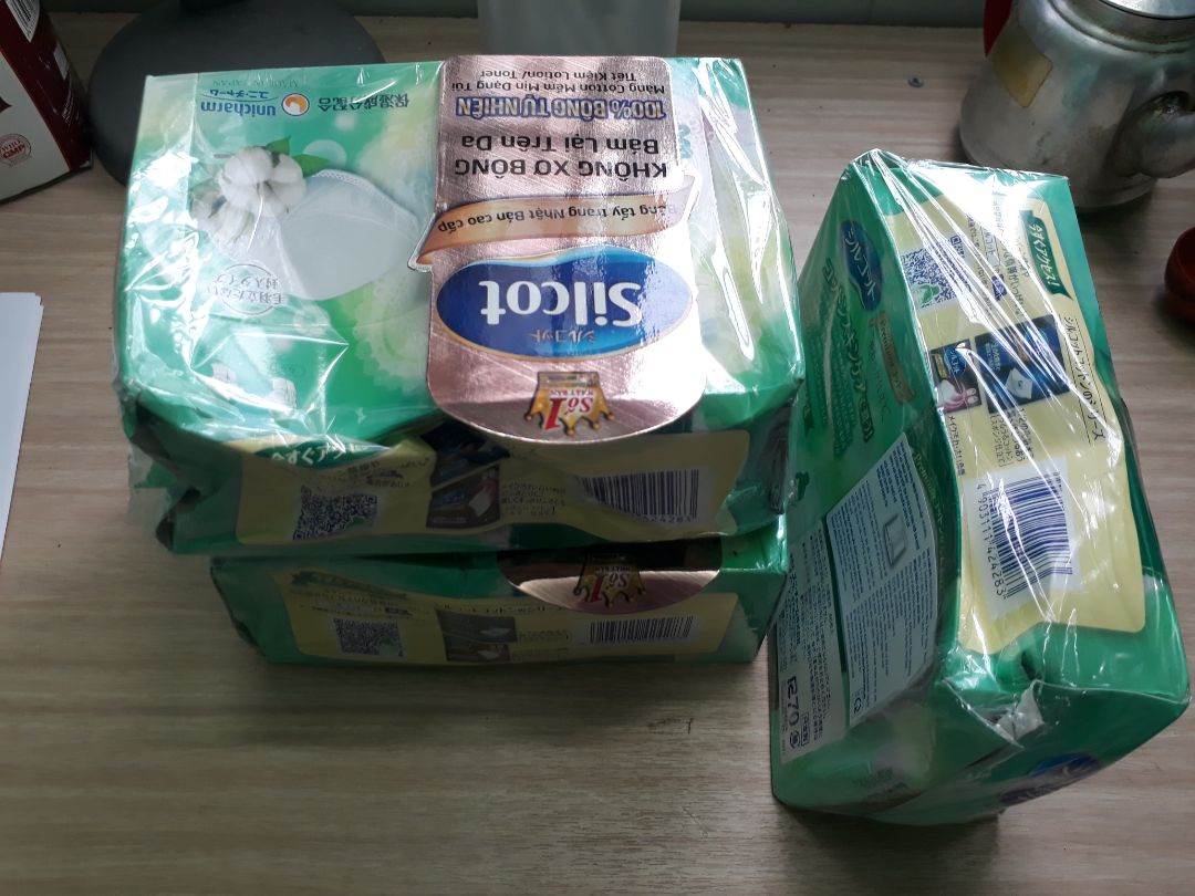 Mình đã mua sản phẩm rất nhiều lần. Nhưng lần này quá tệ. Bông tẩy trang để trong hộp giấy, mà đóng hàng gộp chung, không có hộp cứng bên ngoài. Hậu quả, nhìn thấy mà nản. Nếu mà chưa biết chất lượng sản phẩm bên trong, nhìn bên ngoài thôi chắc cũng đánh đồng nội dung bên trong. Không có sao nào để đánh giá.